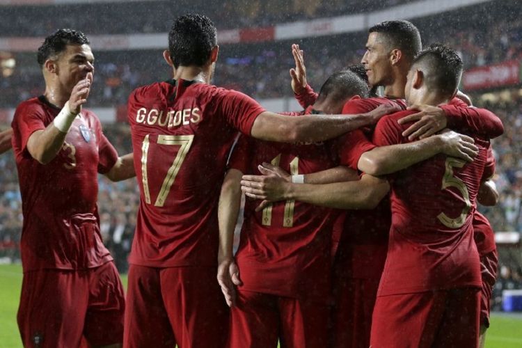 Para pemain timnas Portugal merayakan gol Goncalo Guedes ke gawang Aljazair pada laga uji coba di Lisbon, 7 Juni 2018. 