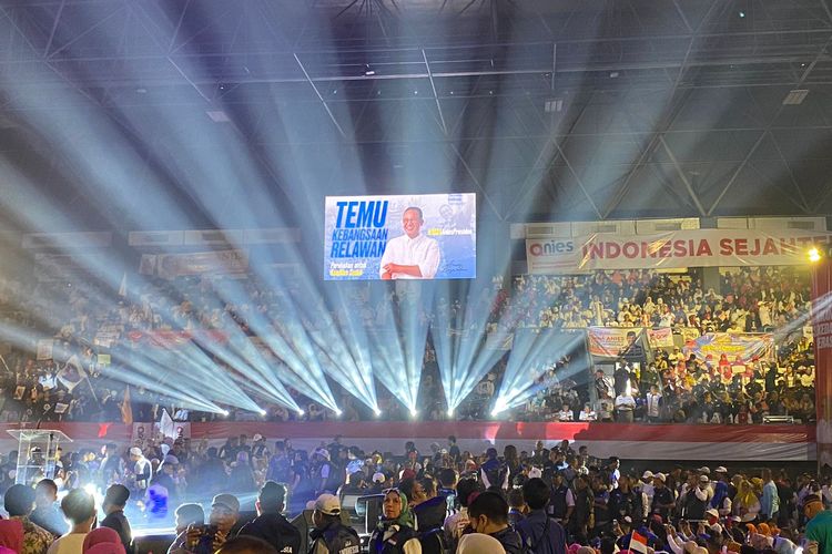 Suasana lapangan tenis indoor Gelora Bung Karno, Jakarta Pusat yang dipenuhi relawan Anies Baswedan pada Minggu (21/5/2023). 