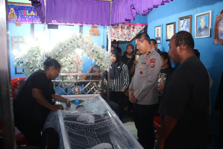 Wakapolda Papua Melayat ke Rumah Duka Brigpol Fredy yang Gugur di Yahukimo