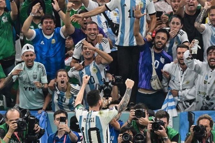 Lionel Messi merayakan kemenangan 2-0 timnas Argentina atas Meksiko di depan para fans pada laga Grup C Piala Dunia 2022 yang dihelat di Lusail Stadium, Minggu (27/11/2022) dini hari WIB.