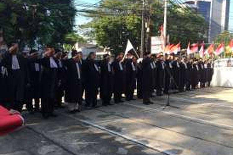 Para advokat berbaris dalam upacara memperingati Hari Kemerdekaan ke-71 Republik Indonesia di LMPP Building, Jakarta Pusat, Rabu (17/8/2016). Mereka menggunakan toga sebagai aksi simbolik bahwa advokat seharusnya melayani masyarakat.