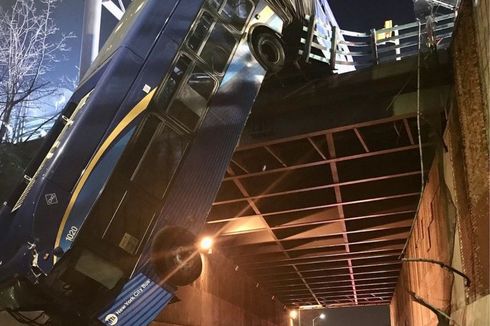 Bus Gandeng Tabrak Pembatas Jalan, Menggelantung di Jembatan Layang