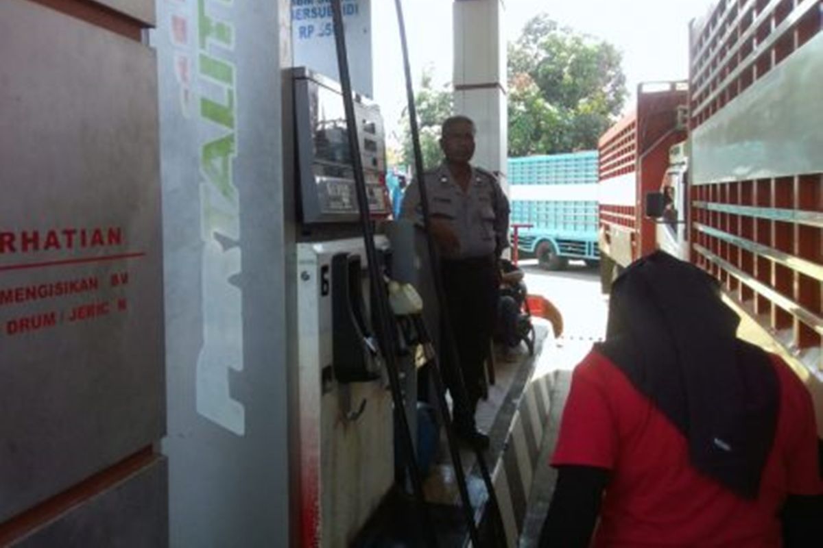 Antrian kendaraan truk yang menunggu BBM Solar mengantri di SPBU Karang-karangan Kecamatan Bua, Kabupaten di Luwu pada Minggu (17/11/2019).