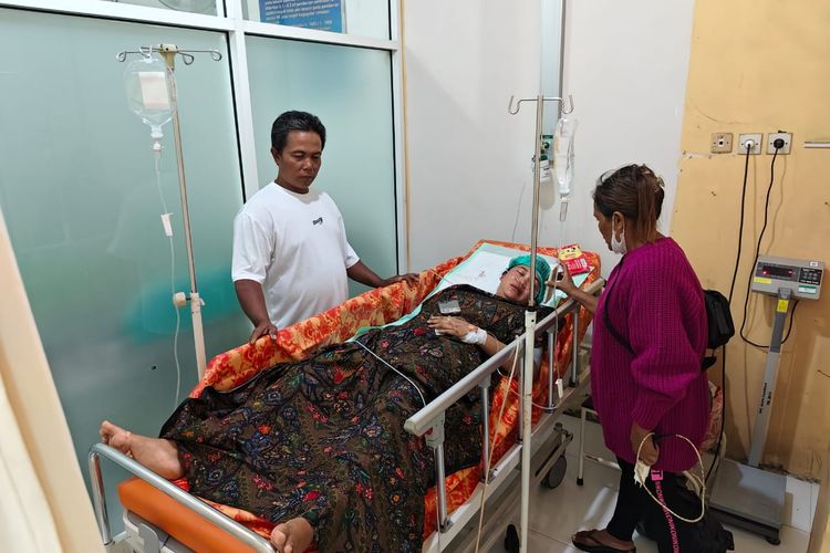 Kondisi Bella, korban pembacokan suami saat dirawat di RSUD Pasirian, Rabu (17/9/2025)