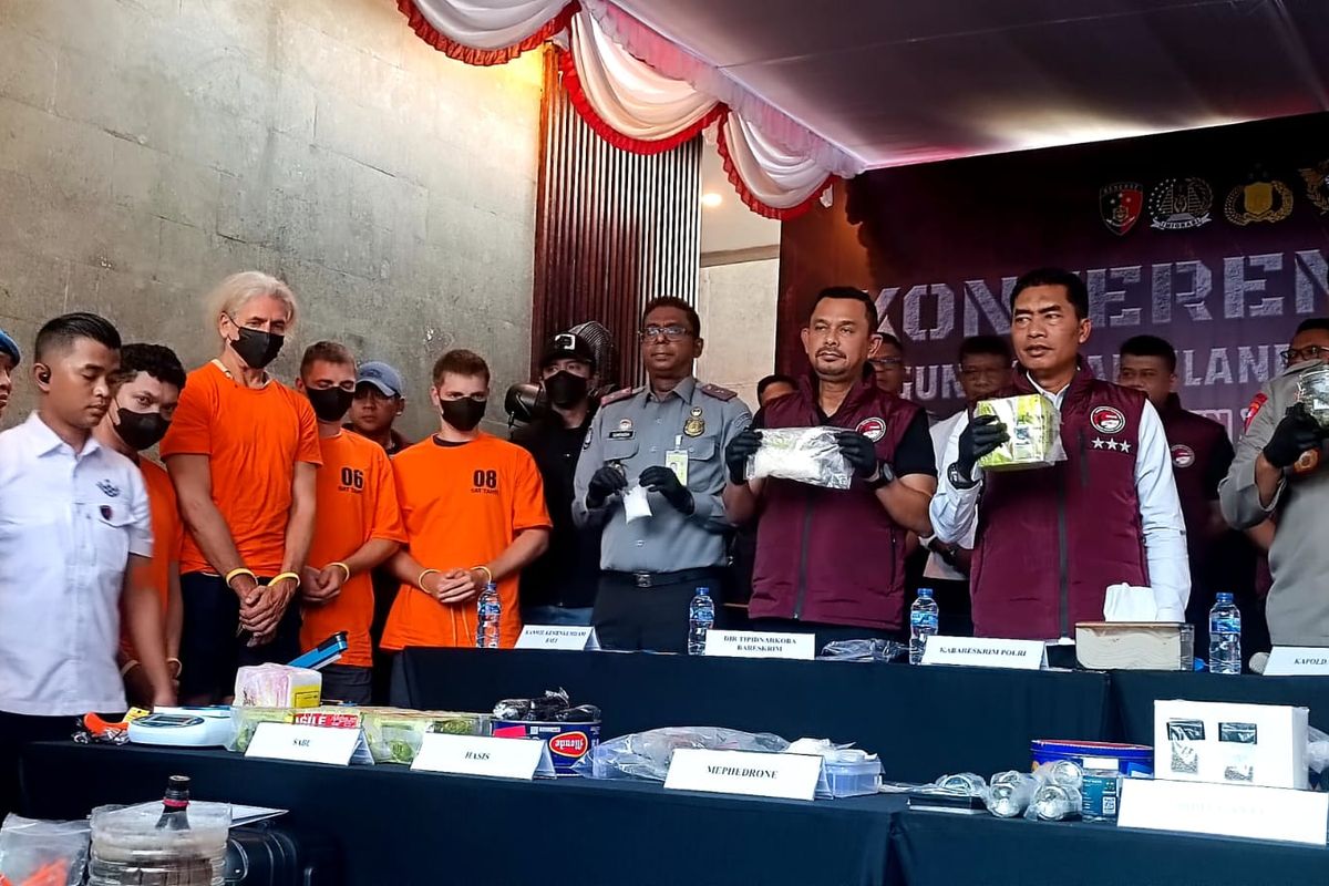 Konferensi pers pengungkapan pabrik pembuatan Narkotika jenis ganja hidroponik dan mephedrone di sebuah vila di Canggu, Kabupaten Badung, Bali, Senin (13/5/2024). Kompas.com/ Yohanes Valdi Seriang Ginta