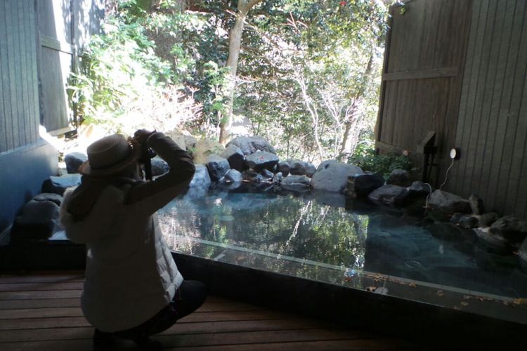 Wisatawan di pemandian air panas atau onsen Hakone Yuryo, Jepang.