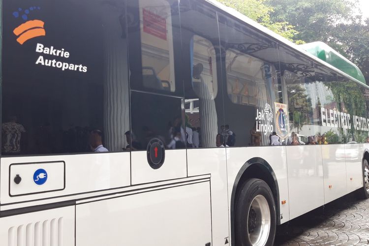 Bus listrik transjakarta di Balai Kota, Jakarta Pusat, Senin (29/4/2019)