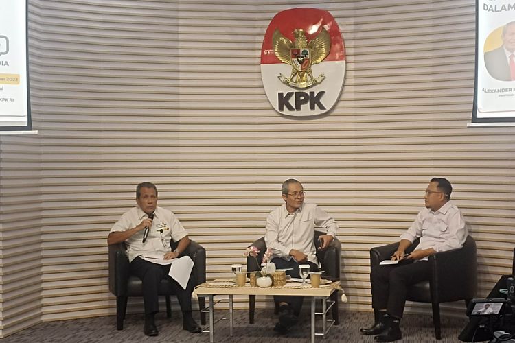 Deputi Pencegahan dan Monitoring Komisi Pemberantasan Korupsi (KPK) Pahala Nainggolan menyebut Sekda Pemprov Jawa Timur Adhy Karyono menjadi salah satu dari sejumlah pejabat yang klarifikasi LHKPN-nya naik ke tahap penyelidikan, Rabu (27/9/2023).