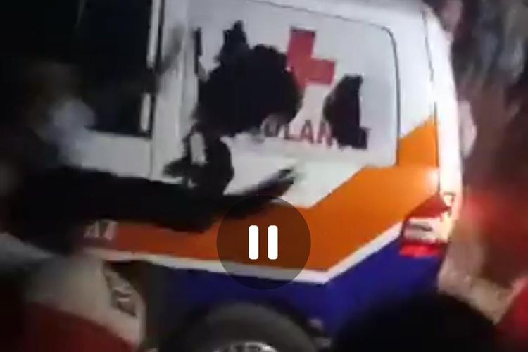 Mobil ambulans yang dirusak oleh warga Dusun Sukmailang Desa Pace Kecamatan Silo Kabupaten Jember saat mengirim jenazah pasien covid-19