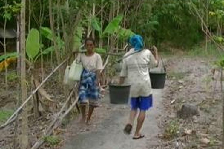 Demi mendapatkan dua ember air minum warga pulau battoa berjalankaki lebih dari satu kikometer naik turun bukti. Debit air yang terbatas menyabbakan warga harus antri berjam-jam di sumur.