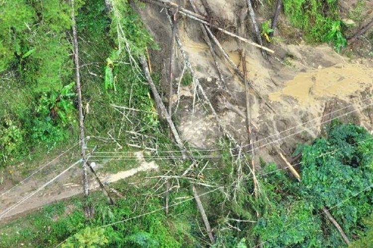 Salah satu akses jalur transportasi darat di Kabupaten Aceh Tengah tertimbun longsor sehingga tidak bisa dilalui kendaraan.