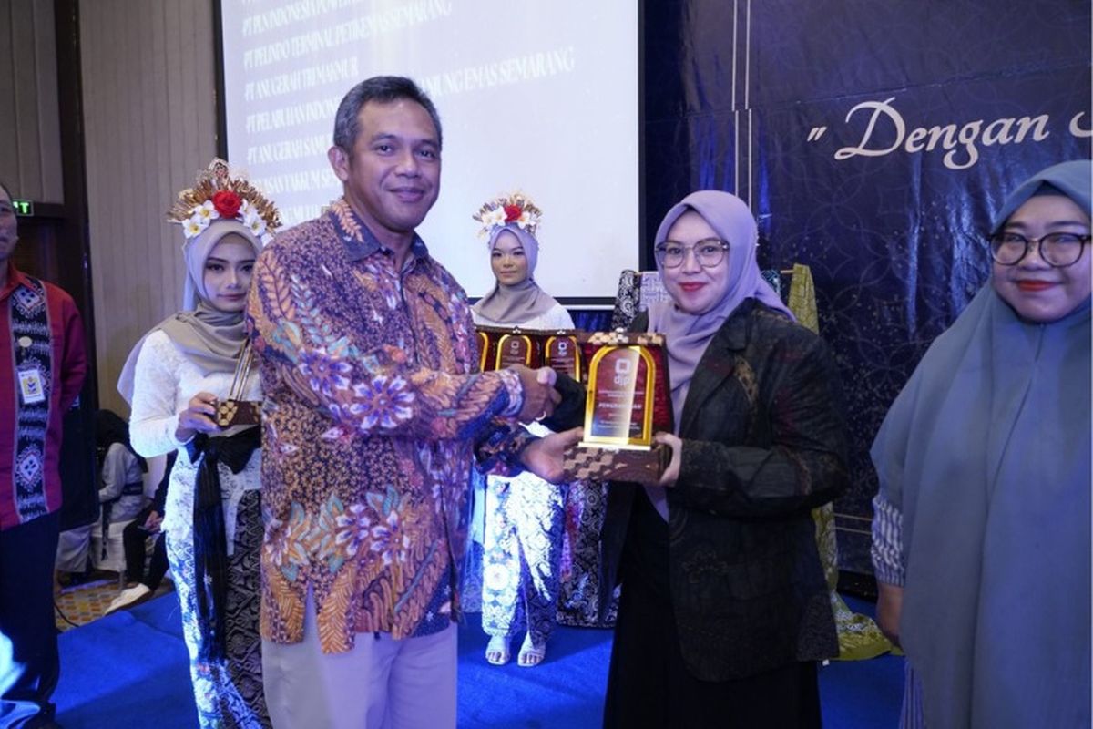 Kepala Kantor Wilayah (Kanwil) DJP Jawa Tengah I Max Darmawan memberikan plakat penghargaan Kontributor Pembayar Pajak Terbesar kepada perwakilan Finance Pertamina Patra Niaga Regional JBT pada acara Tax Gathering di Ballroom Hotel Harris Semarang, Rabu (6/3/2024).