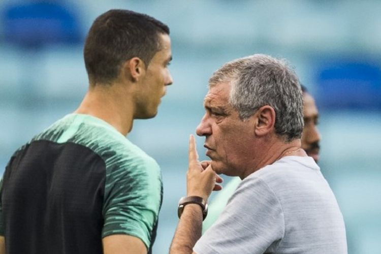 Cristiano Ronaldo dan pelatih Fernando Santos tengah berdiskusi pada latihan timnas Portugal di Sochi, 14 Juni 2018. 