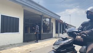 Penumpang memadati gerbong kereta komuter pada jam sibuk