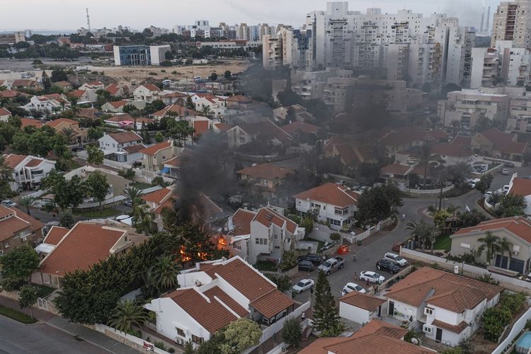Asap mengepul setelah roket yang ditembakkan dari Jalur Gaza menghantam sebuah rumah di Ashkelon, Israel selatan pada Sabtu (7/10/2023).
