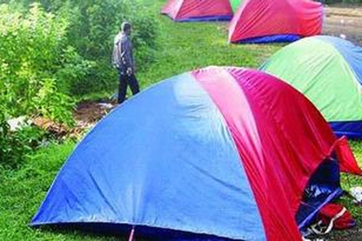 Menikmati wisata berkemah adalah sensasi petualangan baru yang serba menantang. Selain memasang tenda, membuat api unggun merupakan pilihan yang menarik untuk mengisi liburan di kawasan bumi perkemahan ini.