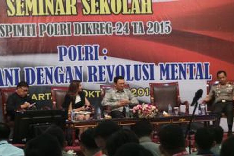 (dari kiri ke kanan) Menteri Dalam Negeri Tjahjo Kumolo, pembawa acara, Gubernur DKI Jakarta Basuki Tjahaja Purnama, Kapolda Metro Jaya Irjen Pol Tito Karnavian, di Auditorium PTIK, Selasa (27/10/2015). 