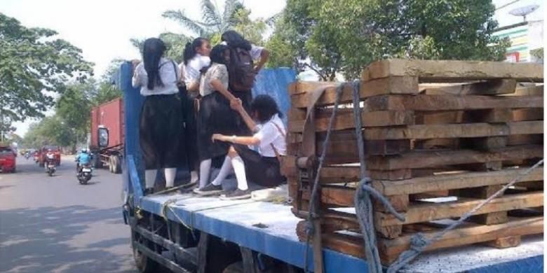 660 Koleksi Gambar Anak Sekolah Naik Truk Gratis Terbaru