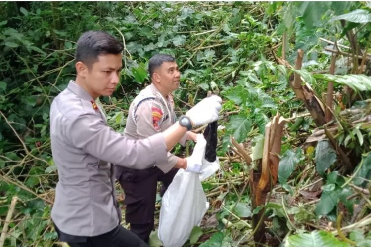 Sampah pakaian dalam wanita bertumpuk di Situs Nagara Padang di Kecamatan Ciwidey, Polsek Ciwidey menduga bekas peziarah yang datang saat acara Maulid Nabi beberapa waktu lalu.