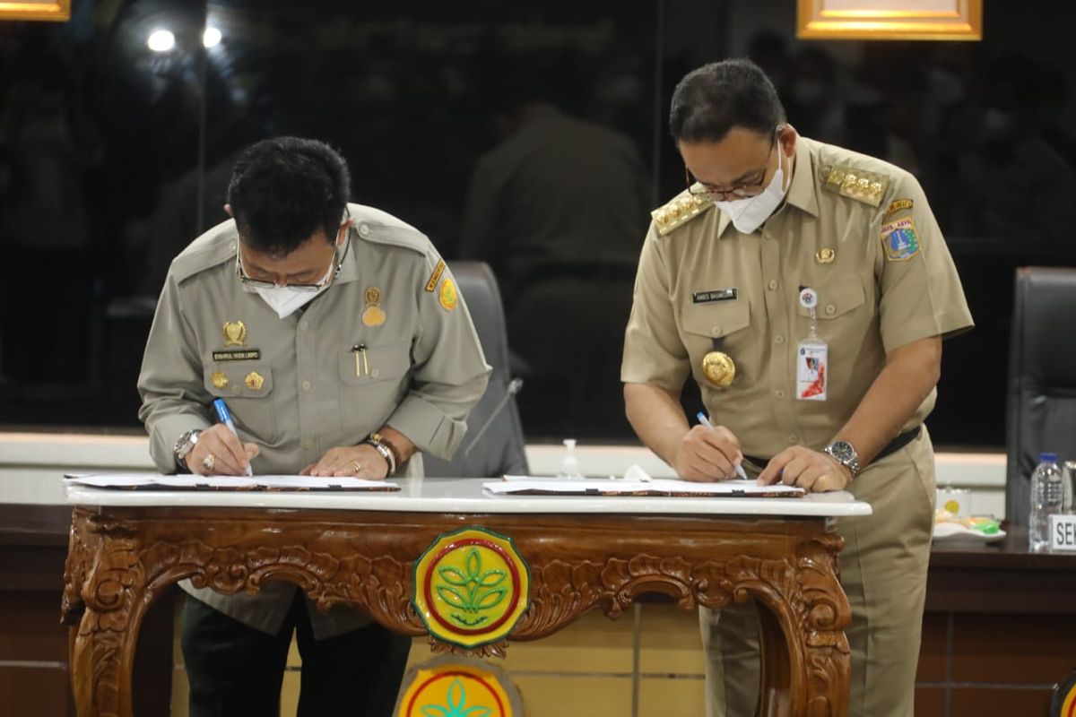 Gubernur DKI Jakarta Anies Rasyid Baswedan dan Menteri Pertanian Syahrul Yasin Limpo (Mentan SYL) menandatangani nota kesepakatan dan perjanjian kerja sama yang bertujuan untuk meningkatkan sinergi dalam memenuhi pangan strategis di Jakarta.