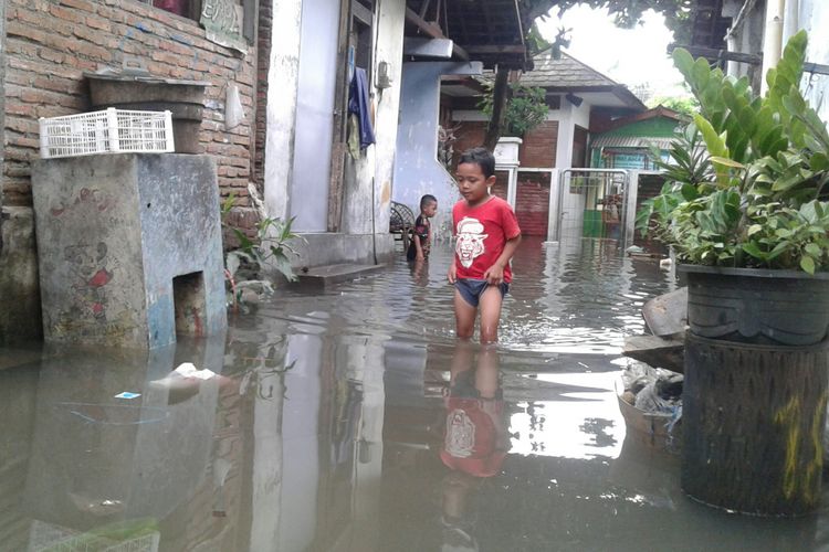 Taman Cerdas Kelurahan Gandekan di Kelurahan Gandekan, Kecamatan Jebres, Solo, Jawa Tengah masih tergenang air, Rabu (29/11/2017).