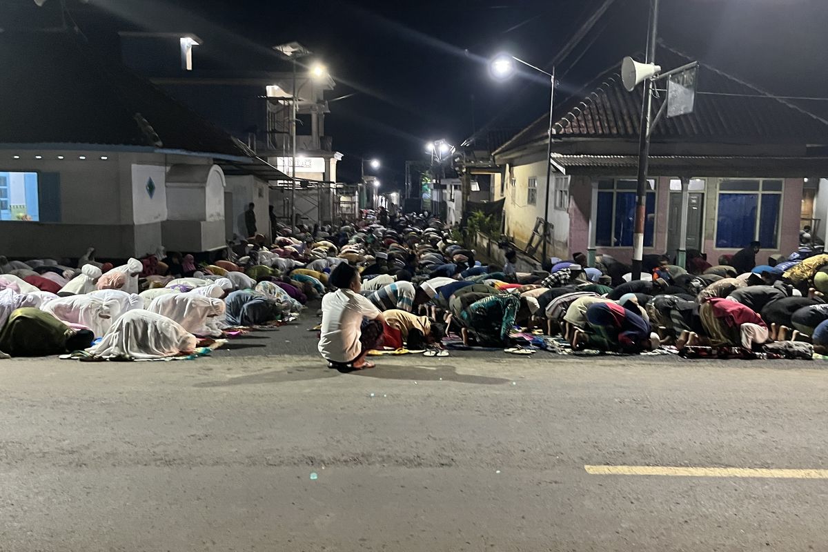Jemaah shalat tarawih di masjid Al-Ilyas Malang meluber hingga ke badan jalan raya Gondanglegi-Kepanjen.