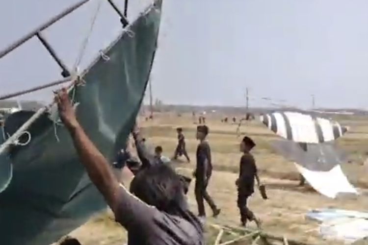Tenda Lomba Layangan Terbalik Diterjang Puting Beliung di Bangkalan