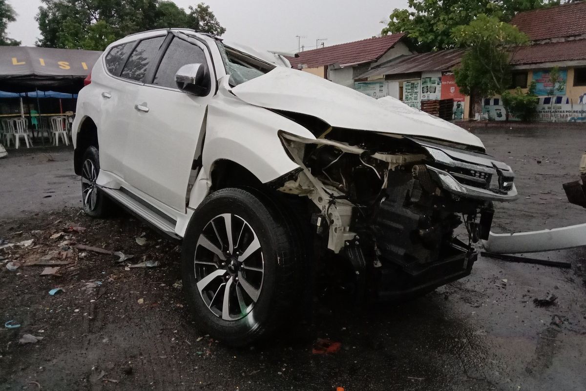 Kondisi kendaraan yang ditumpangi keluarga Vanessa Angel, setelah mengalami kecelakaan tunggal di (Km) 672+300 jalur A ruas Tol Jombang arah Mojokerto.