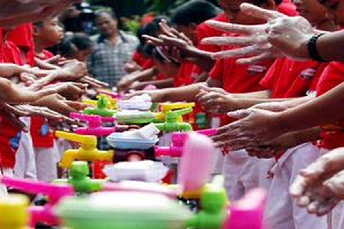 Siswa-siswi SD Karet 01 Setiabudi, Jakarta Selatan, Jumat (15/10/2010) mengikuti gerakan cuci tangan dengan sabun. Kegiatan ini untuk memperingati Hari Cuci Tangan Pakai Sabun Sedunia (HCTPSS) yang ditetapkan oleh PBB setiap tanggal 15 Oktober. 