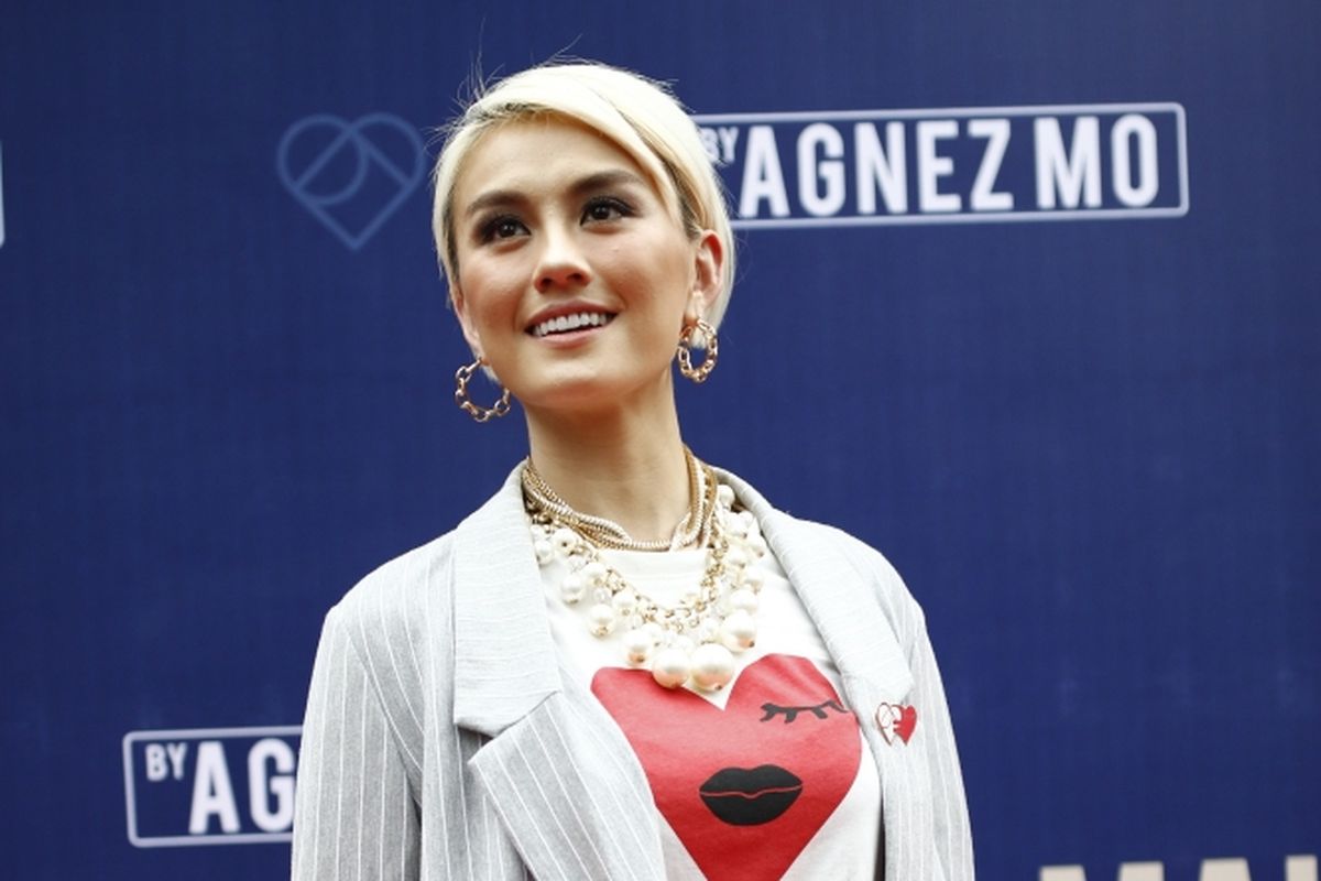 Penyanyi Agnez Mo berpose seusai konferensi pers di Lucy in the Sky, SCBD, Jakarta, Kamis (26/10/2017). Agnez Mo bersama rekannya Bastian Purrer, bekerjasama membangun aplikasi fashion, LYKE.