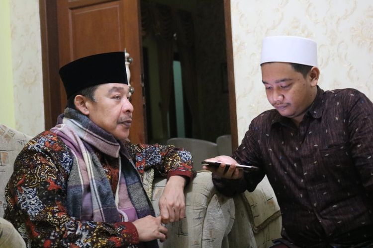 Ketua Yayasan Lembaga Pendidikan Islam (YLPI) Pondok Buntet Pesantren Cirebon, KH Adib Rofiuddin memastikan informasi 5000 santri buntet ke Jakarta untuk mengikuti People Power adalah hoaks. 