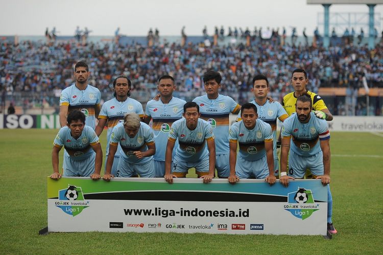 Kesebelasan Persela Lamongan berfoto sebelum pertandingan melawan Semen Padang dalam lanjutan Gojek Traveloka Liga 1 di Stadion Surajaya Lamongan, Jawa Timur, Minggu (15/10). Choirul Huda meninggal dunia setelah sempat tak sadarkan diri karena mengalami benturan atau tabrakan dengan rekan setimnya, Ramon Rodrigues. Persela Lamongan menang atas Semen Padang FC dengan skor 2-0. ANTARA FOTO/Rahbani Syahputra/aww/17.