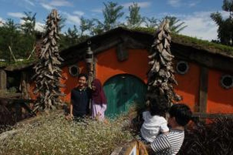 Rumah Hobbit jadi salah satu spot foto di wilayah Petting Zoo, Farm House Lembang.