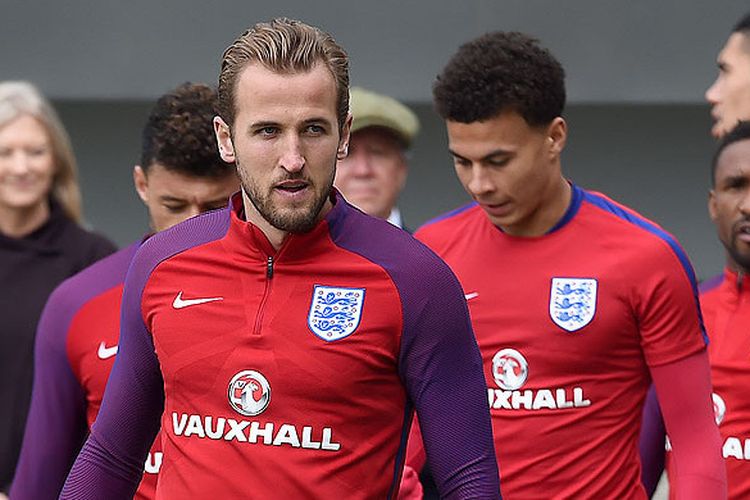 Striker timnas Inggris, Harry Kane, memasuki lapangan dalam sesi latihan tim di St Georges Park, Burton-on-Trent, pada 2 Oktober 2017.