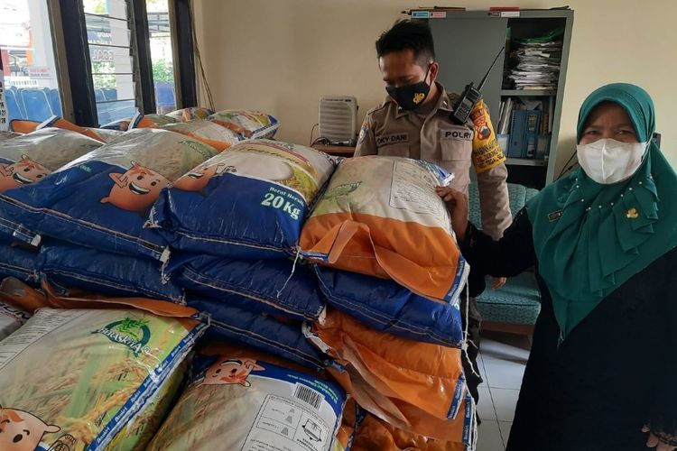 Kepala Kelurahan Debong Kidul, Tegal Barat, Kota Tegal, Jawa Tengah Erni menunjukan ratusan ton beras bantuan yang belum diambil warga karena belum vaksin, di kantor kelurahan setempat, Kamis (16/9/2021).