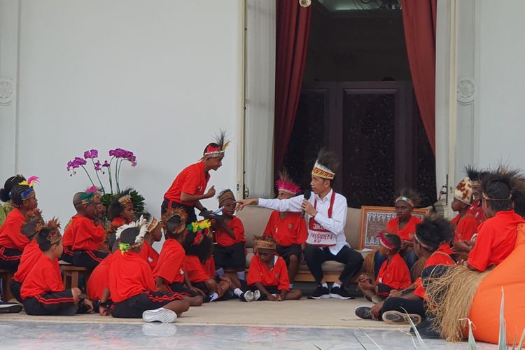 Presiden Joko Widodo bertemu dengan anak-anak sekolah dasar dari Papua. Pertemuan digelar dalam suasana santai di beranda belakang Istana Merdeka, Jakarta, Jumat (11/9/2019). 