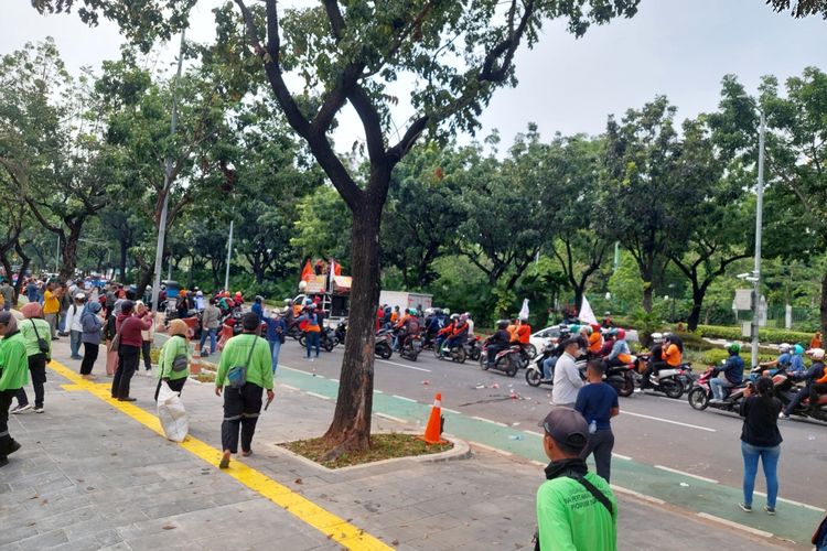 Massa buruh yang menggelar unjuk rasa di Balai Kota DKI Jakarta, Jakarta Pusat, saat hendak membubarkan diri, Jumat (2/12/2022) siang.