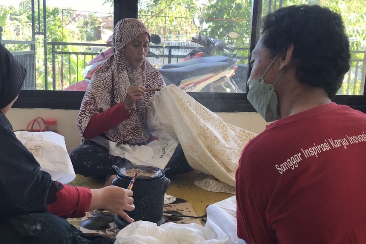 Anggota Sanggar Inspirasi Karya Inovasi Difabel (Sriekandi Patra) sedang membatik di workshop di wilayah Dukuh Penjalingan, Desa Tawangsari, Boyolali, Jawa Tengah pada Rabu (26/7/2023). Sriekandi Patra merupakan sanggar binaan PT. Pertamina Terminal BBM Boyolali untuk membuka jalan para difabel untuk berkarya lewat batik. PT. Pertamina Terminal BBM Boyolali menghadirkan program Difablepreneur lewat Sriekandi Patra untuk meningkatkan taraf hidup para penyandang disabilitas di Desa Tawangsari melalui sektor Usaha Mikro Kecil Menengah (UMKM) Batik.
