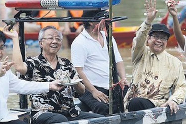 Warga melempar bacang ke sungai saat ritual Peh Cun di Sungai Cisadane, Tangerang, Rabu (12/6/2013).