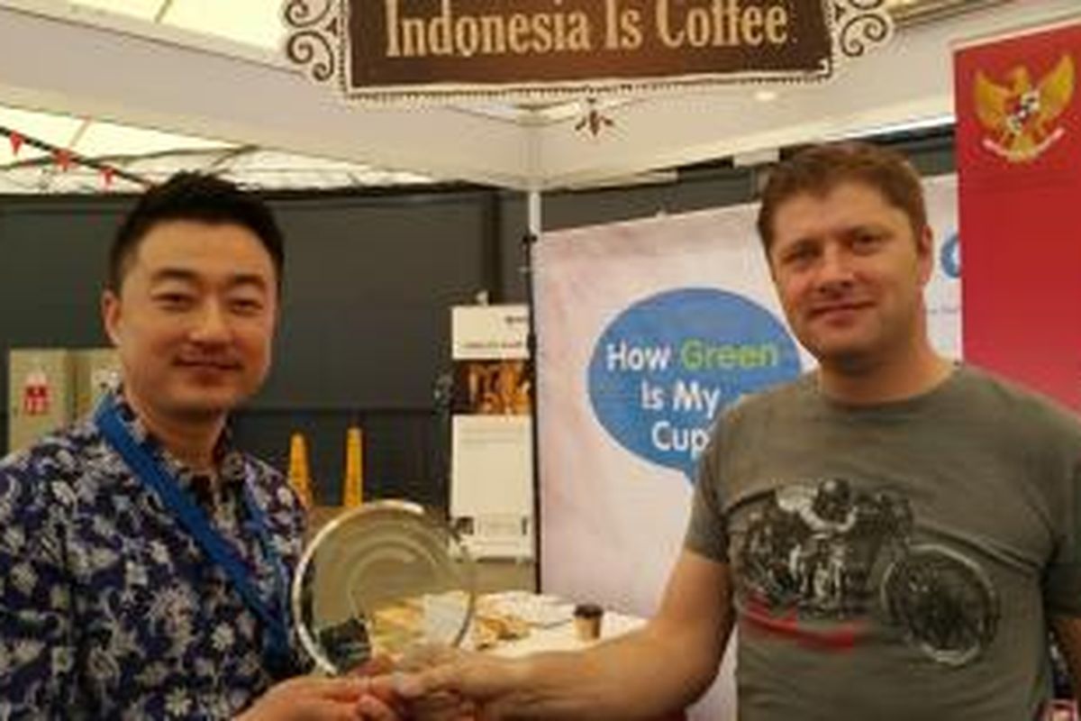 John Lee (Kiri) dan Clive Samuel (kanan) dari PT Tanamera Kopi Indonesia, Jakarta memenangkan penghargaan internasional kopi di Australia.