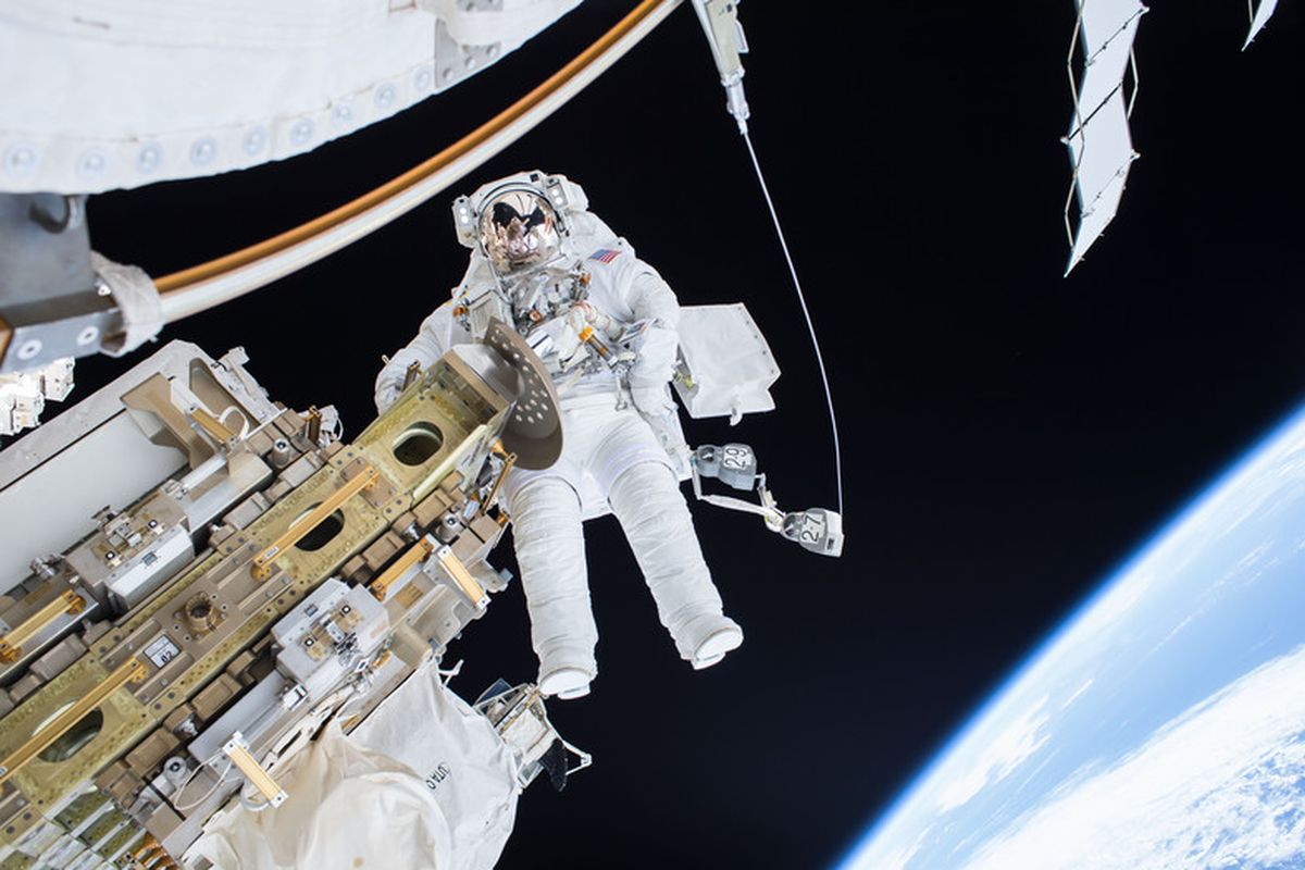 Komandan Ekspedisi 46 Scott Kelly melakukan spacewalk saat memindahkan mobil rel pengangkut seluler Stasiun Luar Angkasa Internasional Desember 2015 lalu. EPA/NASA / HANDOUT  HANDOUT EDITORIAL USE ONLY