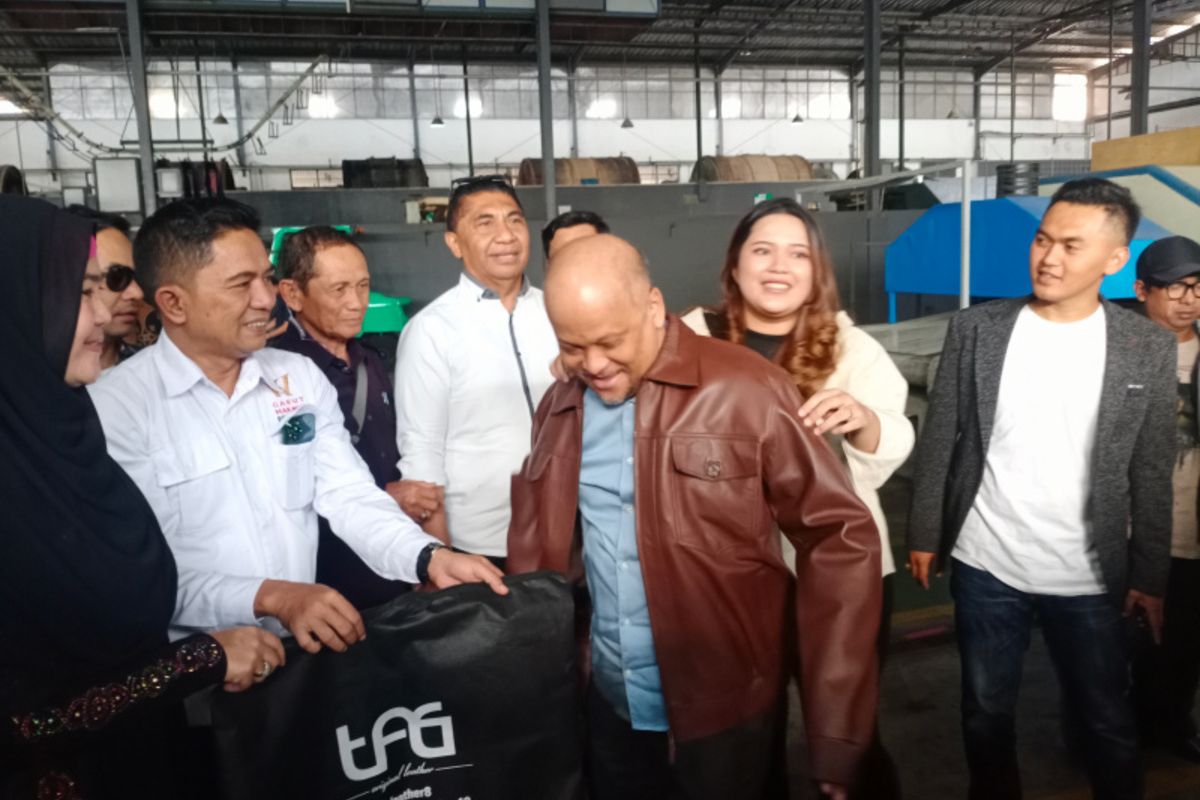 Ilham Akbar Habibie bakal calon gubernur Jawa Barat yang diusung Partai Nasdem mencoba jaket kulit produksi Garut saat mengunjungi pabrik penyamakan kulit di kawasan industri kulit Sukaregang Garut Kota, Minggu (21/07/2024)