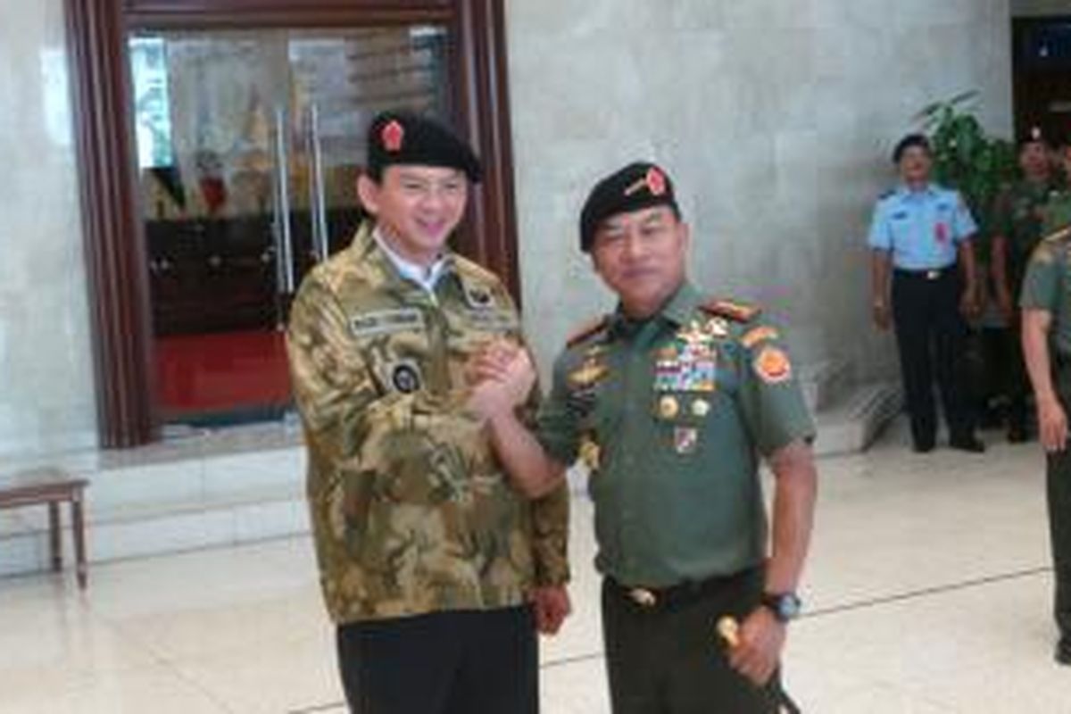 Gubernur DKI Jakarta Basuki Tjahaja Purnama bersama Panglima TNI Jenderal Moeldoko, di Mabes TNI, Cilangkap, Jakarta Timur, Jumat (12/12/2014).