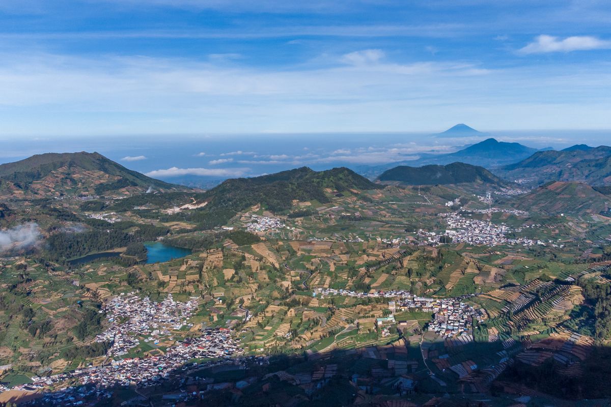 Dataran Tinggi Dieng dilihat dari Gunung Prau.