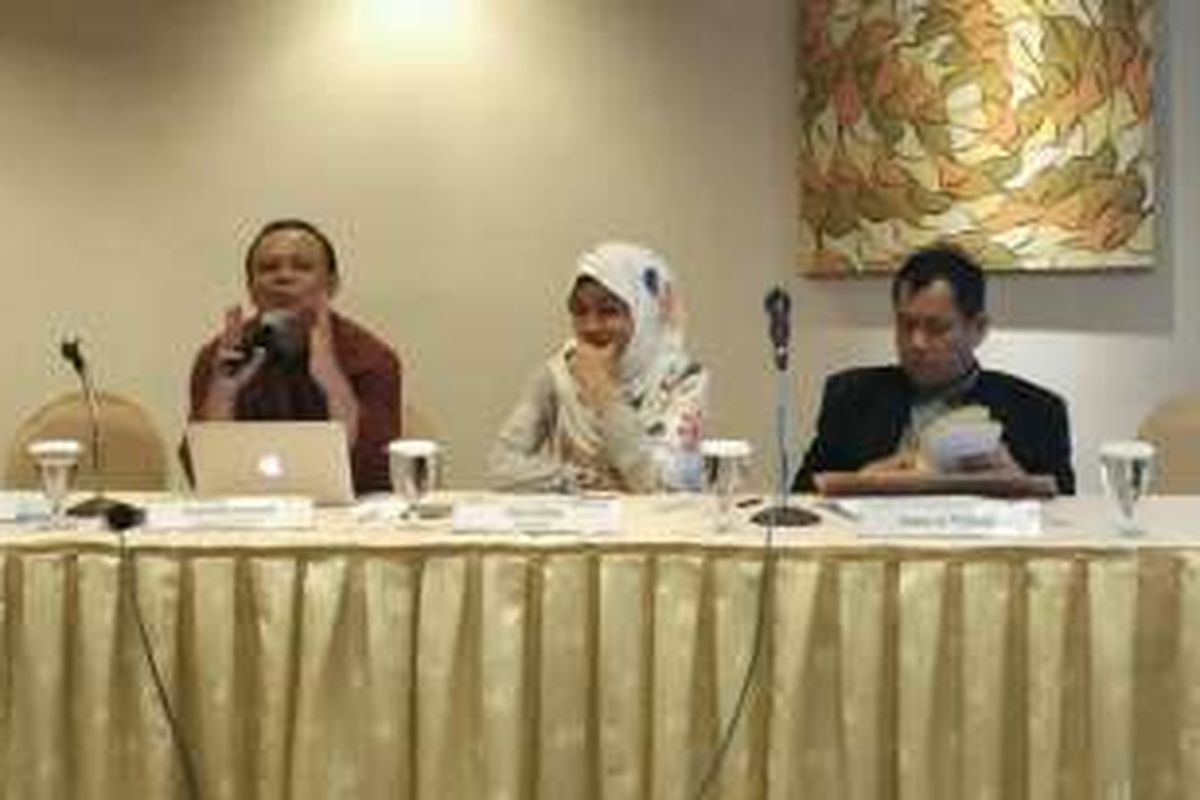 Direktur Eksekutif Lembaga Survei Indonesia (LSI), Kuskridho Ambardi (kiri), merilis hasil survei LSI di Hotel Century Park, Senayan, Jakarta Pusat, Kamis (15/12/2016). 