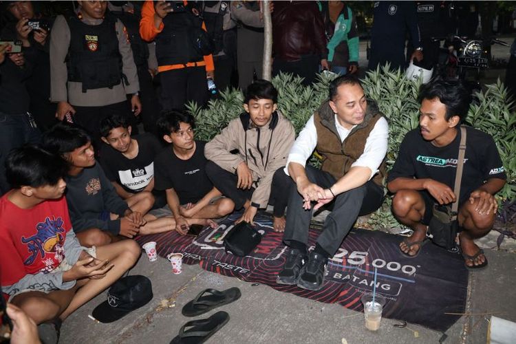 Pemkot Surabaya memberlakukan aturan jam malam bagi anak-anak dan remaja di bawah usia 18 tahun.