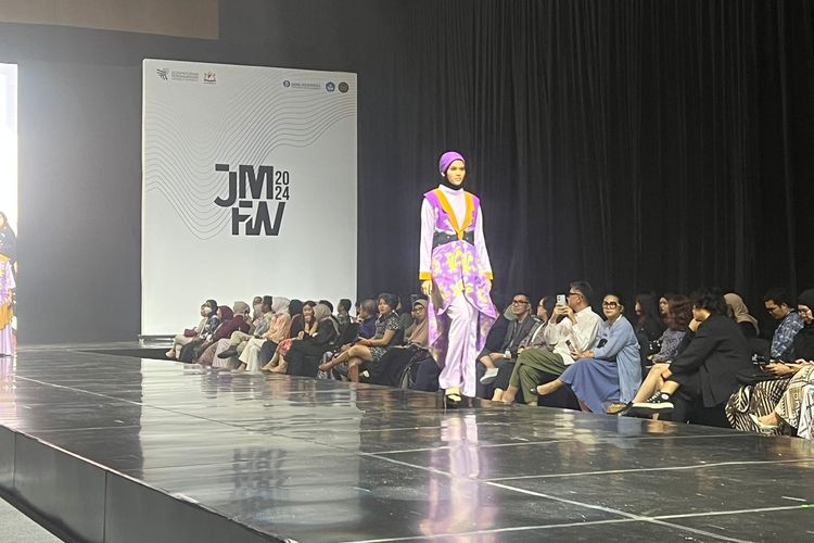 Koleksi 6 desainer dan pengrajin batik tulis Asia Pacific Rayon (APR) di Jakarta Muslim Fashion Week (JMFW) 2024 di ICE BSD City, Tangerang, Kamis (20/10/2023).