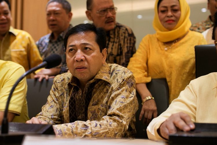 Ketua Umum DPP Partai Golkar Setya Novanto mengadakan rapat dengan jajaran Dewan Pakar Partai Golkar di Kantor DPP Partai Golkar, di Jalan Anggrek Neli Murni, Jakarta Barat, Jumat (21/7/2017). Pertemuan ini digelar atas permintaan DPP Golkar untuk membahas status Setya Novanto yang menjadi tersangka korupsi proyek pengadaan kartu tanda penduduk elektronik (E-KTP).