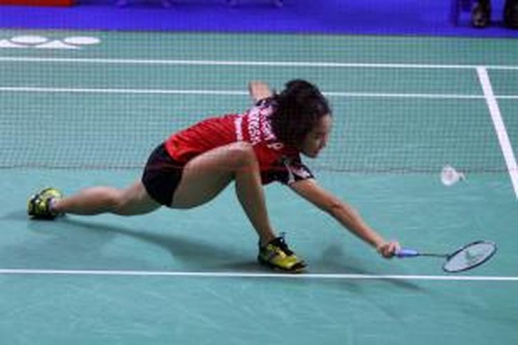 Tunggal putri Indonesia, Ruselli Hartawan mengembalikan shuttlecock pada tunggal Armenia, Lilit Poghosyan, pada babak pertama SCG BWF World Junior Championships 2013, Bangkok, Thailand, Selasa (29/10/2013). 