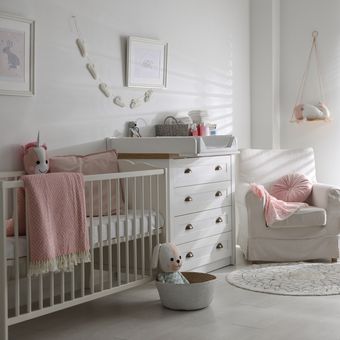 Ilustrasi kamar tidur bayi perempuan.